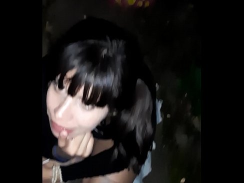 ❤️ Op der Strooss geschwollen Penis am Austausch fir Séissegkeeten ❌ Porno bei eis ☑