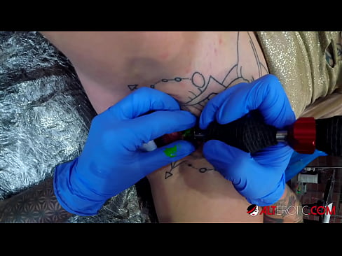 ❤️ Extrem tattooed Hottie Sully Savage krut en Tattoo op hirem Klitoris ❌ Porno bei eis ☑