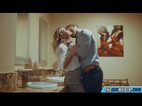 ❤️ Wann eng Busty Blond Iech an engem ëffentlechen Toilette verféiert ❌ Porno bei eis ☑